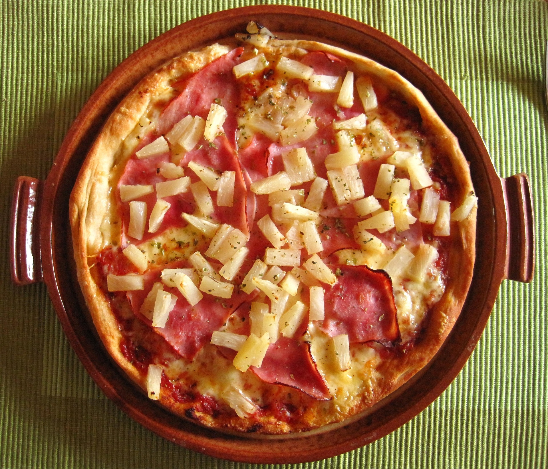 pizza hawaiana, pizza con piña y jamón